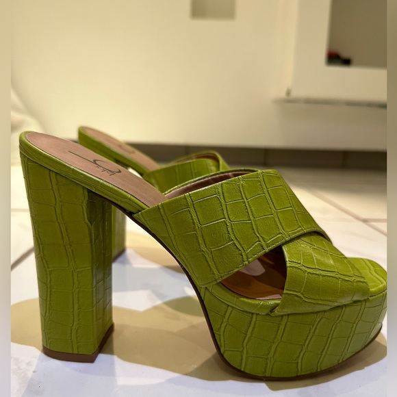 Baker’s Shoes Green Snake Print Platform Heels - Picture 2 of 4